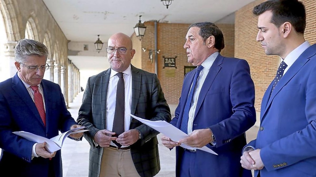 Rafael López Iglesias, Jesús Julio Carnero, Antonio María Sáez Aguado y David Esteban ayer, en Medina de Rioseco.-ICAL