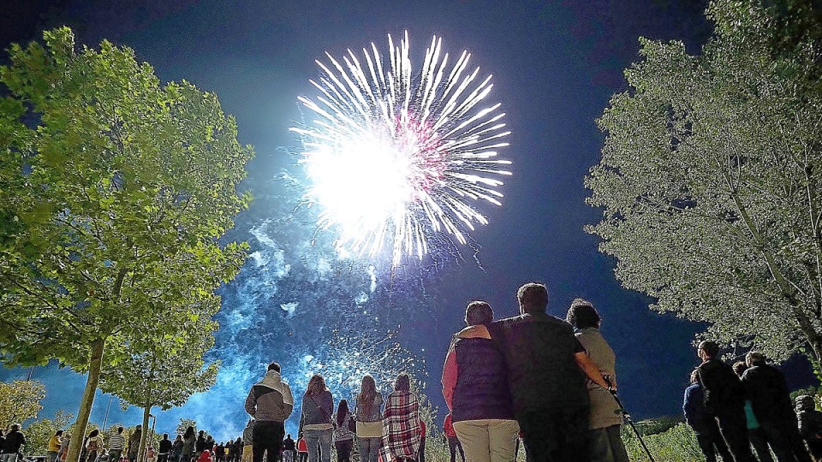 Numerosas personas contemplan los fuegos en 2019, último año que se celebraron espectáculos pirotécnicos.- PHOTOGENIC