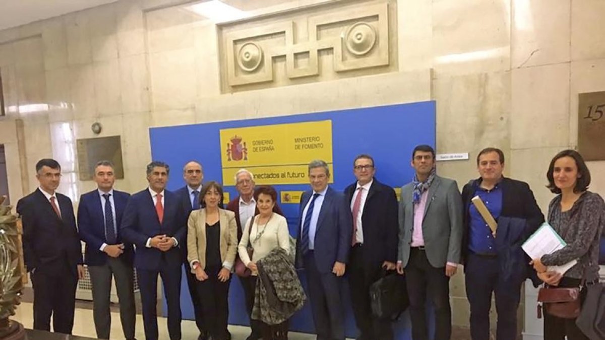 El alcalde de Simancas, concejales del Ayuntamiento y vecinos, momentos antes de la reunión mantenida con el Ministerio de Fomento.-E. M.