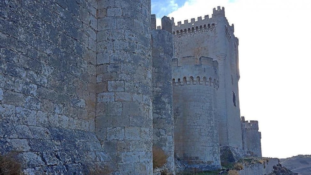 Zona del castillo de Peñafiel donde el Ayuntamiento quiere reconstruir la muralla para que sea visitable.-A.P.