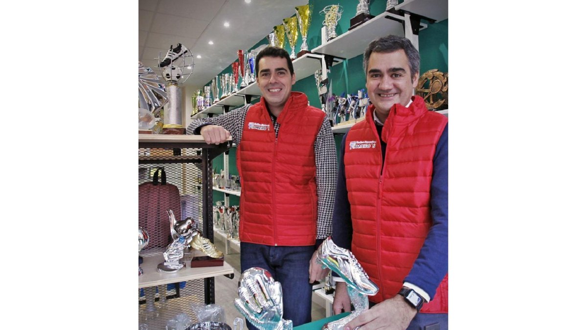 David y Jesús Romero, en sus nuevas y ampliadas instalaciones.-MARIO TEJEDOR