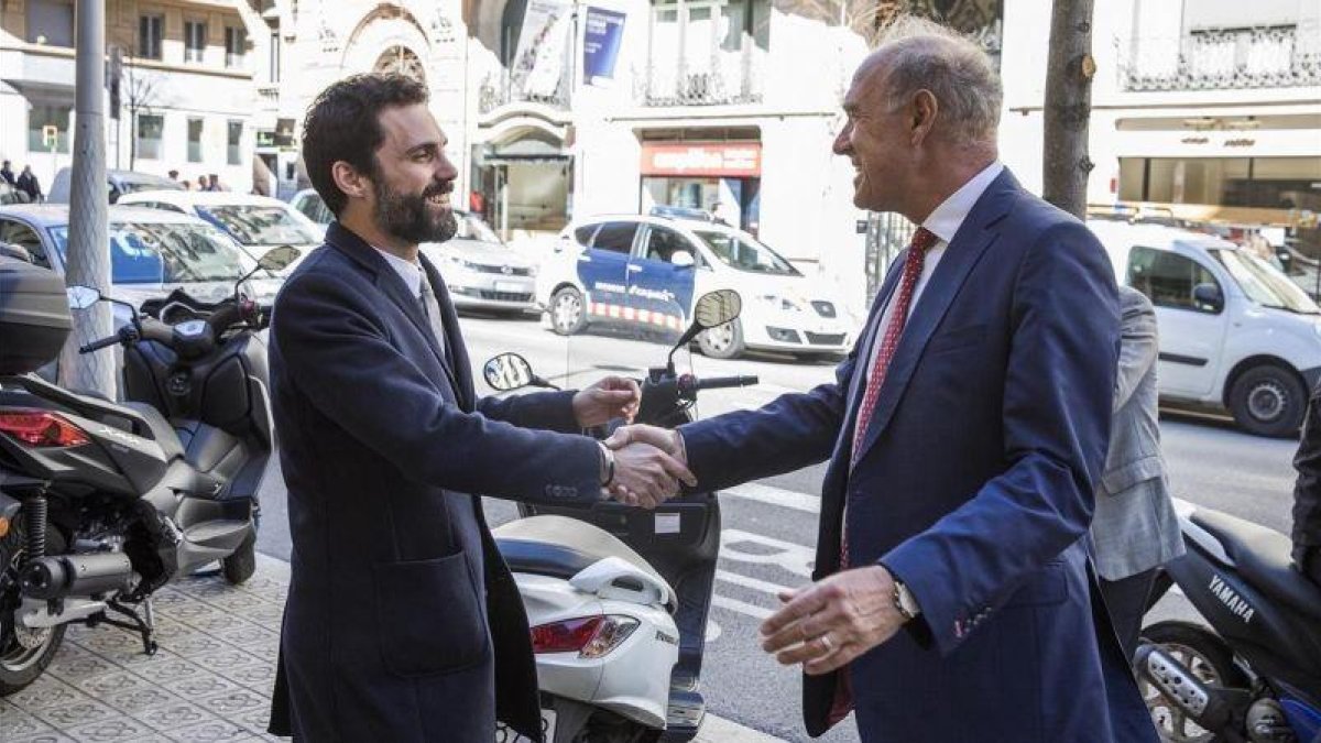 Albert Peters recibe a Roger Torrent, este martes, a las puertas del Círculo Ecuestre.-FERRAN NADEU