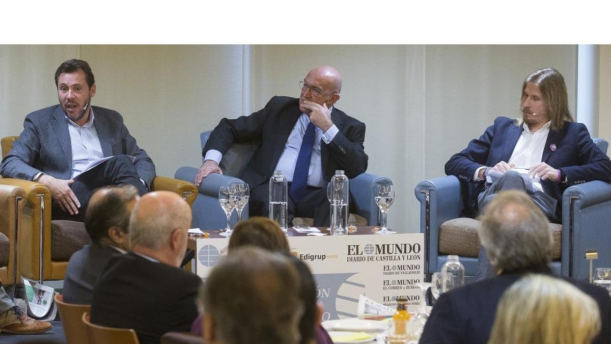 Óscar Puente, Jesús Julio Carnero y Pablo Fernández, en un momento del Club de Prensa de EL MUNDO DE CASTILLA Y LEÓN-J. M. LOSTAU