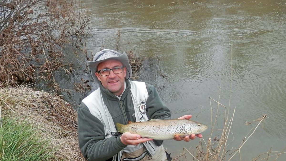 Luis Trujillo, vencedor de la XIV edición del Trofeo de pesca el Campano Soriano.-LEONARDO DE LA FUENTE