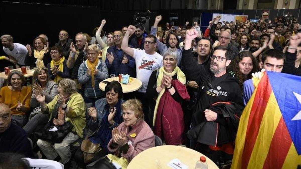 Euforia entre los militantes de ERC durante el seguimiento del recuento.-JORDI COTRINA