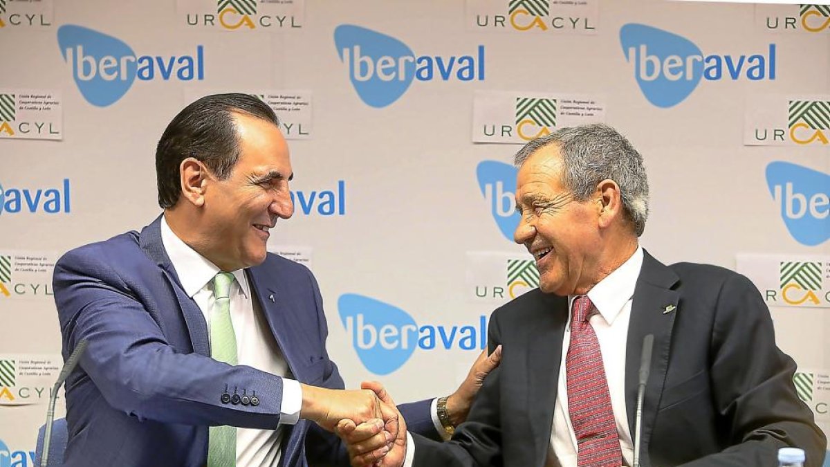 José Rolando Álvarez (Iberaval) y Gabriel Alonso (Urcacyl) en la firma del acuerdo ayer en Valladolid.-ICAL