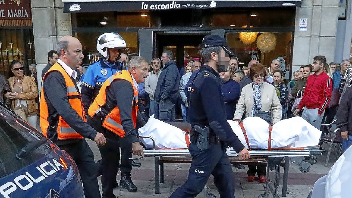 Miembros del servicio forense retiran el cadáver de ‘Mari’ del domicilio de la plaza Circular, el 18 de octubre de 2018, un día después de su muerte. | J.M. LOSTAU