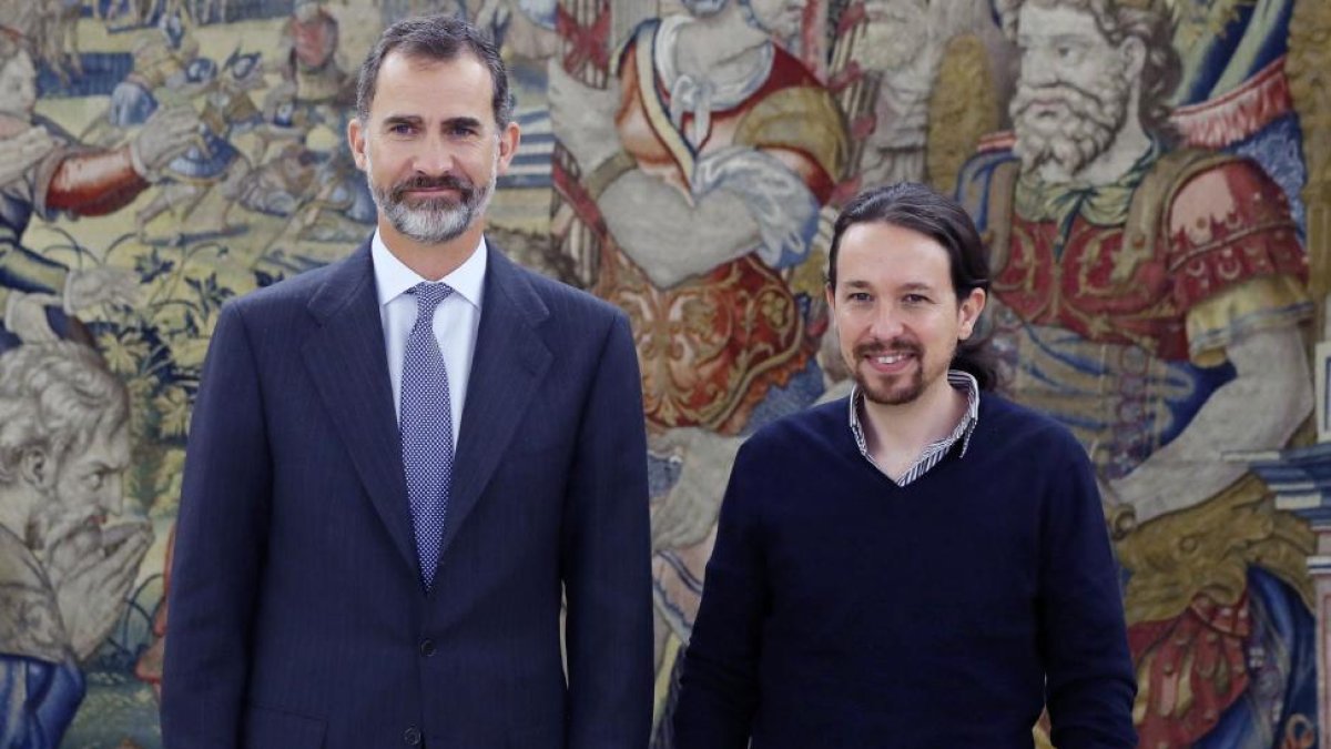 El Rey Felipe VI junto al líder de Podemos, Pablo Iglesias.-EL MUNDO