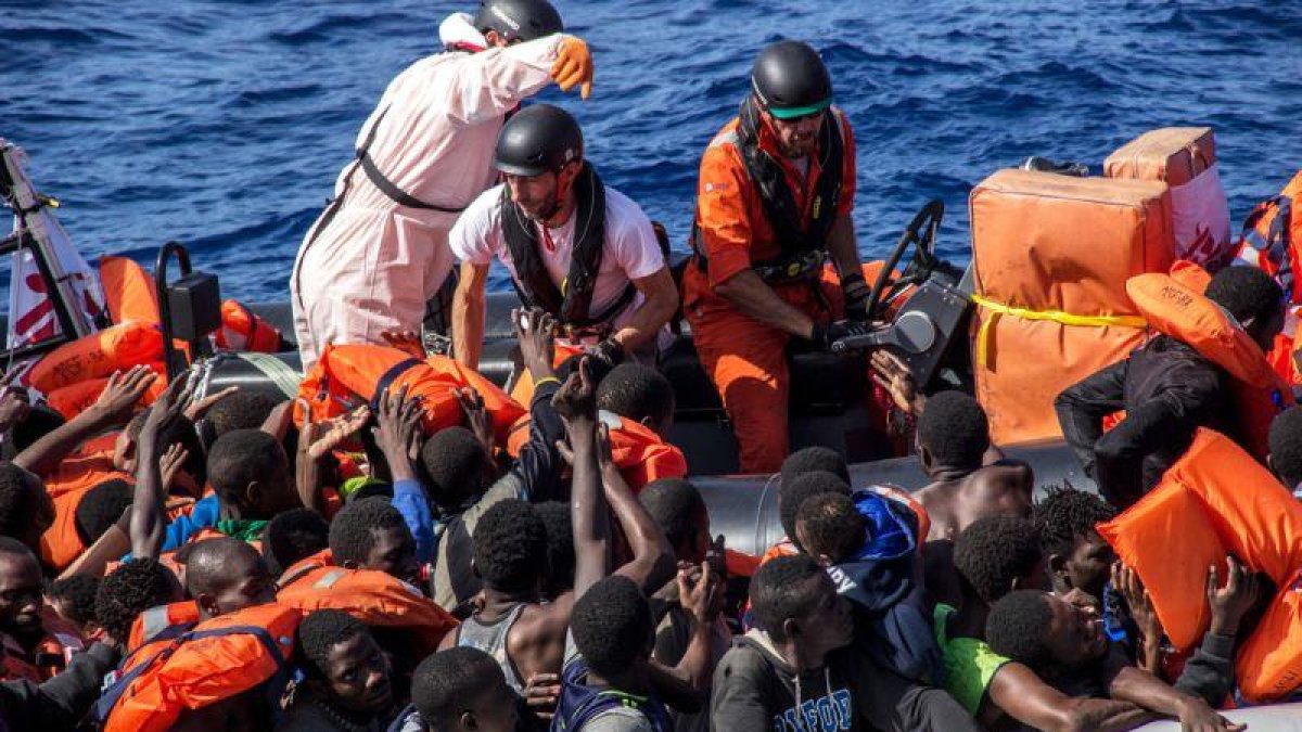 Miembros del equipo de MSF en el 'Bourbon Argos' distribuyen chalecos salvavidas durante el rescate en aguas del Mediterráneo, este martes.-MSF / BORJA RUIZ RODRÍGUEZ