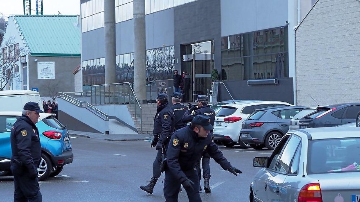 Policías dan cobertura al gran registro practicado en el Tanatorio El Salvador el pasado 31 de enero.-M. Á. SANTOS