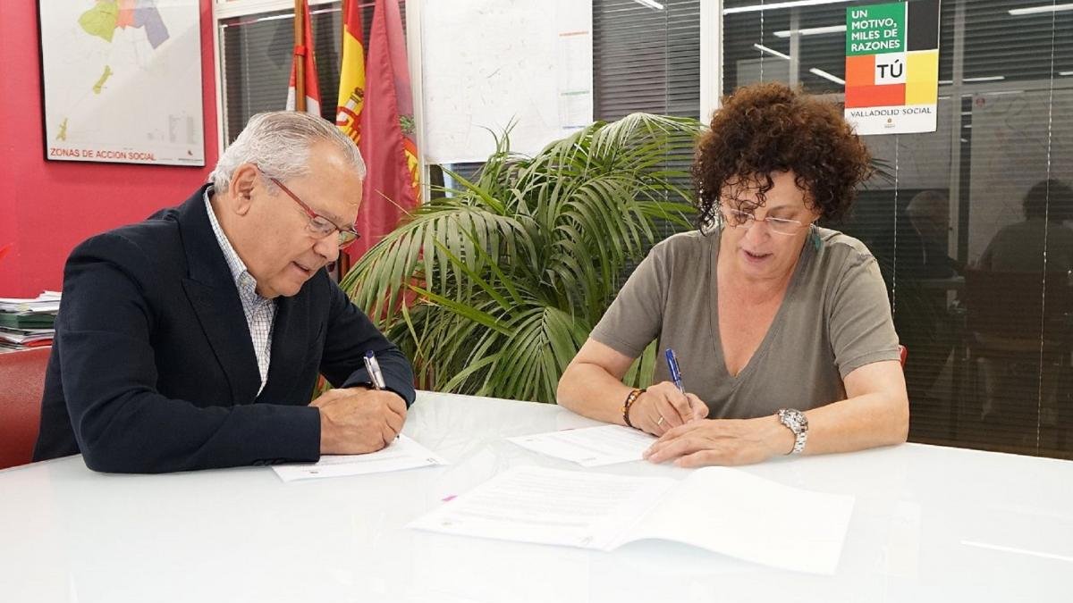 La concejala de Servicios Sociales, Rafael Romero Viosca, y el presidente de la Fundación Cauce, Ramón Martínez Lanao, firman un convenio de colaboración-ICAL