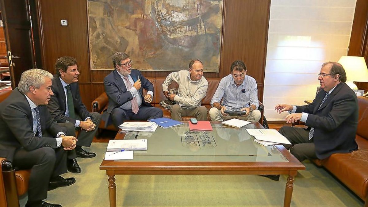 Mariano Gredilla, Fernández Carriedo, Santiago Aparicio, Faustino Temprano, Ángel Hernández y Juan Vicente Herrera durante la reunión, ayer, del Consejo del Diálogo Social.-ICAL