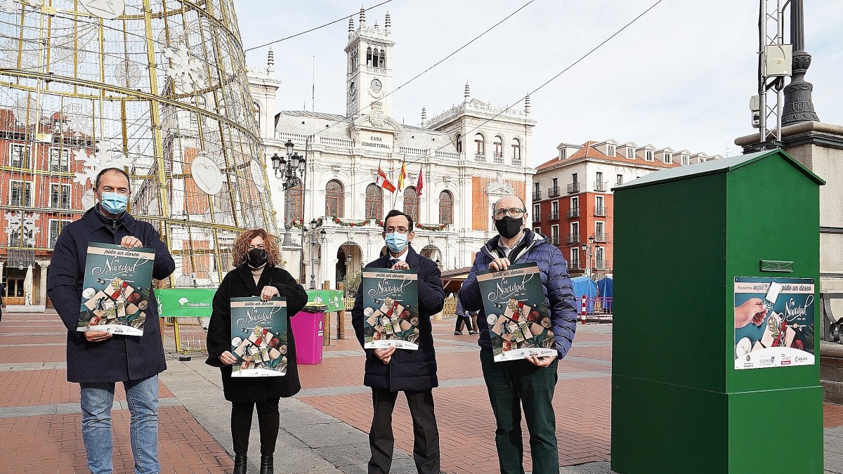 Los presidentes de Avadeco y Fecosva en los lados;el tesorero de la Cámara de Comercio, y la concejala de Innovación. E.M.