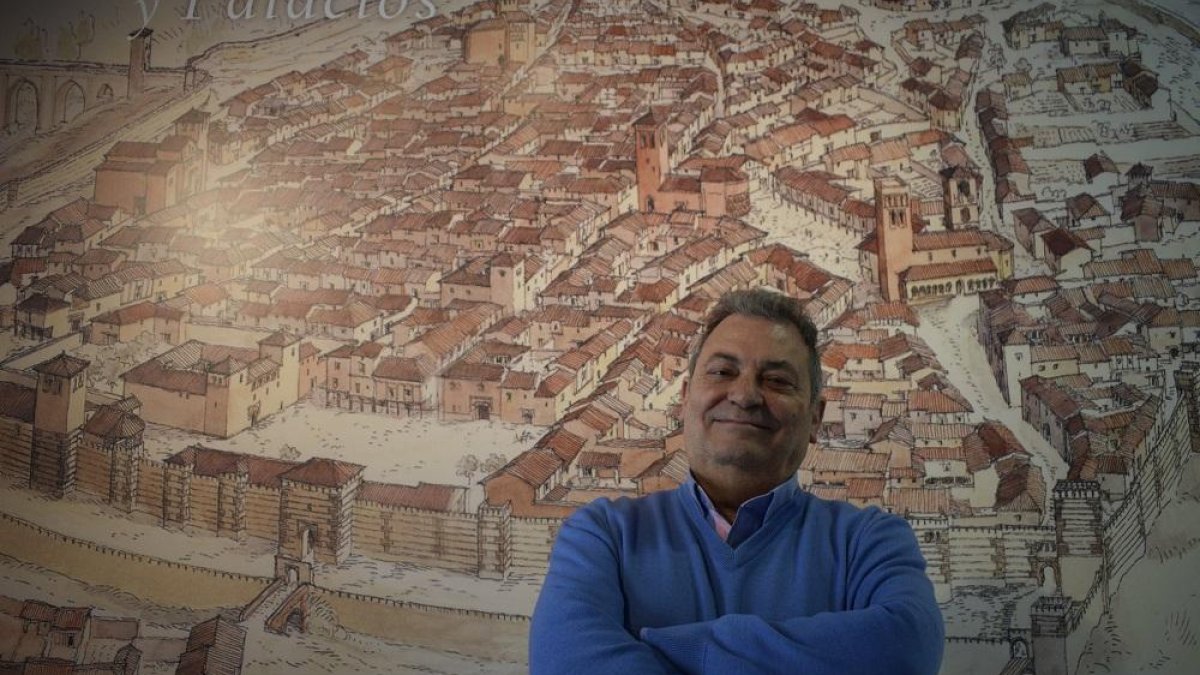 Ricardo Guerra, frente a un mapa de la ciudad de Arévalo.-ARGICOMUNICACIÓN
