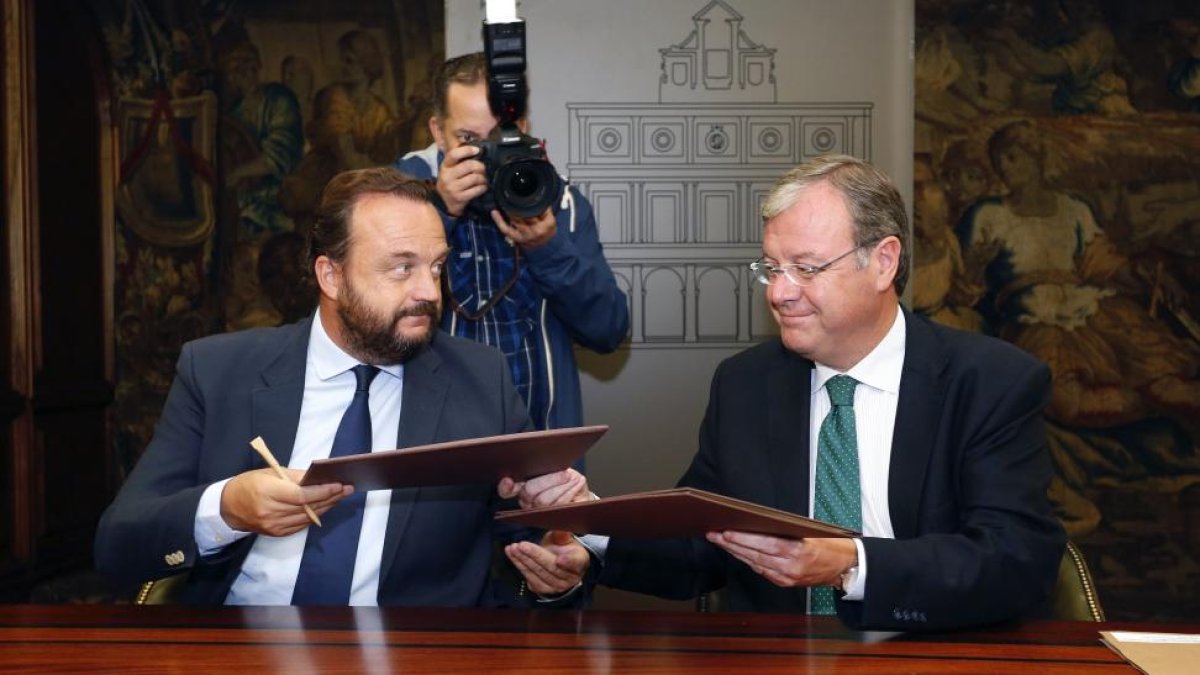 El alcalde de León, Antonio Silván, y el director ejecutivo de la Federación Española de Bebidas Espiritosas, Bosco Torremocha García de la Rasilla.-ICAL