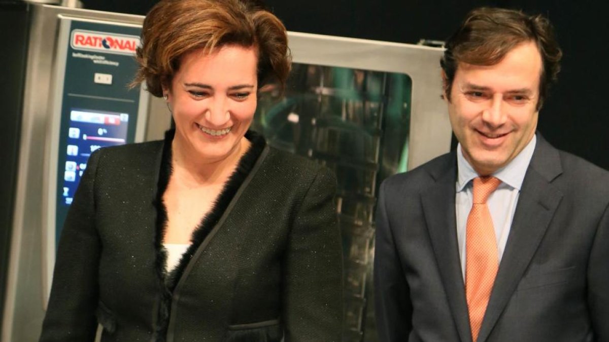 La consejera de Cultura y Turismo, Josefa García, saluda a los participantes del Campeonato nacional de cocineros Bocuse D´Or España 2015.-ICAL