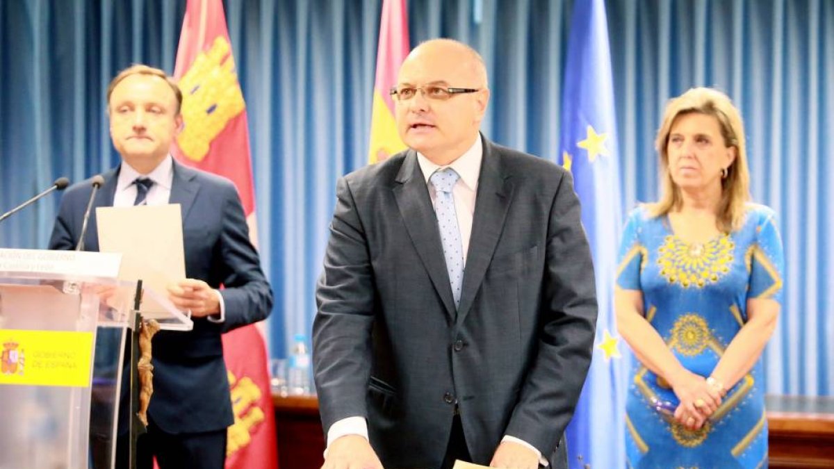 La delegada del Gobierno en Castilla y León, María José Salgueiro, presidente la toma de posesión del nuevo subdelegado del Gobierno en Valladolid, Luis Antonio Gómez-Ical