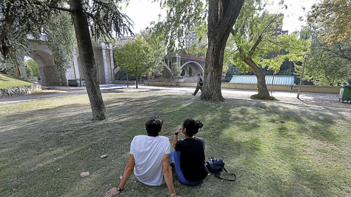 Zona junto a la playa de Las Moreras en la que se concentra un gran número de personas durante las ferias.-J.M. LOSTAU