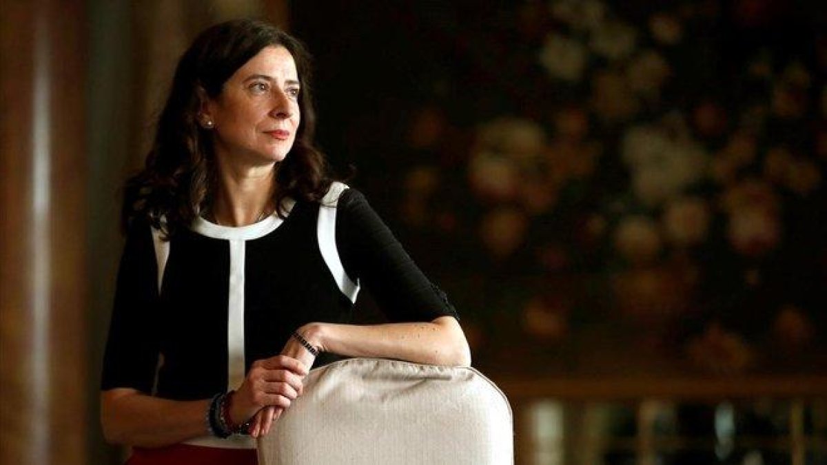 La escritora Ana Merino, ganadora del Premio Nadal, este martes en el Hotel Palace.-EFE / TONI ALBIR