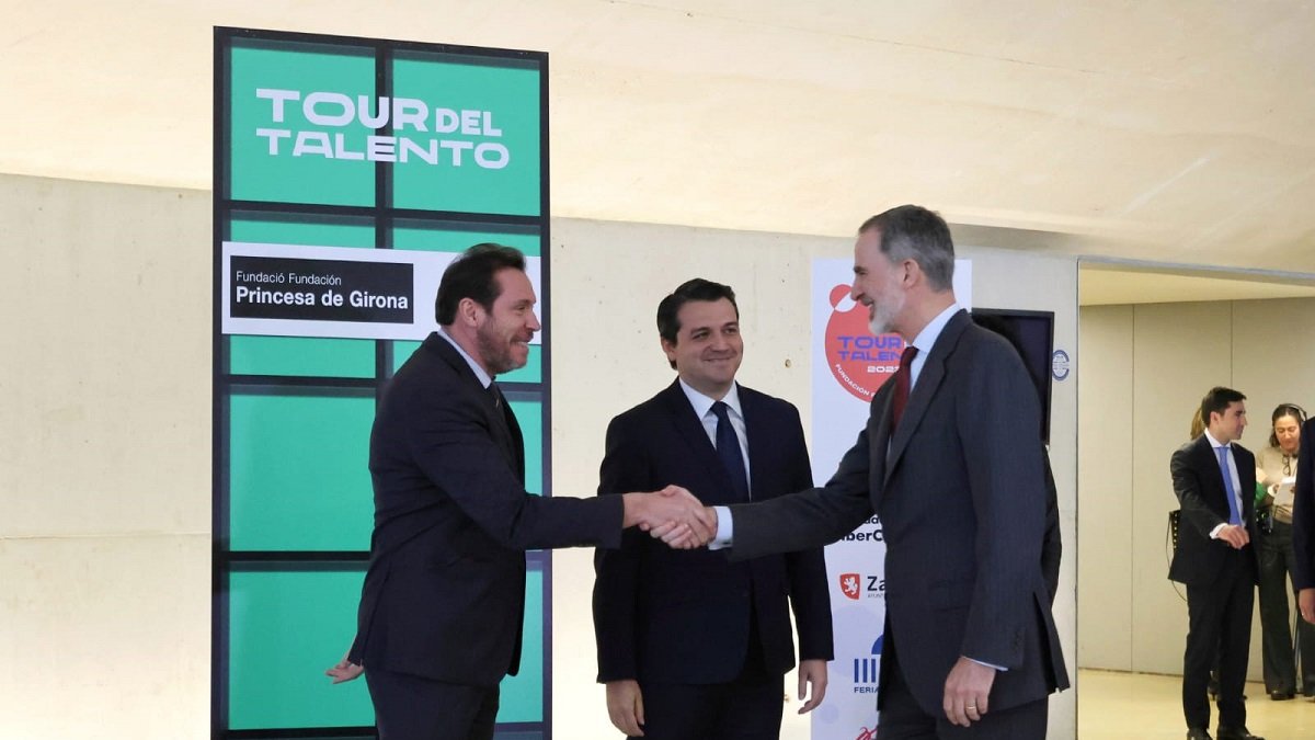 El alcalde de Valladolid, Óscar Puente, saluda al Rey Felipe VI en Zaragoza. E.M.
