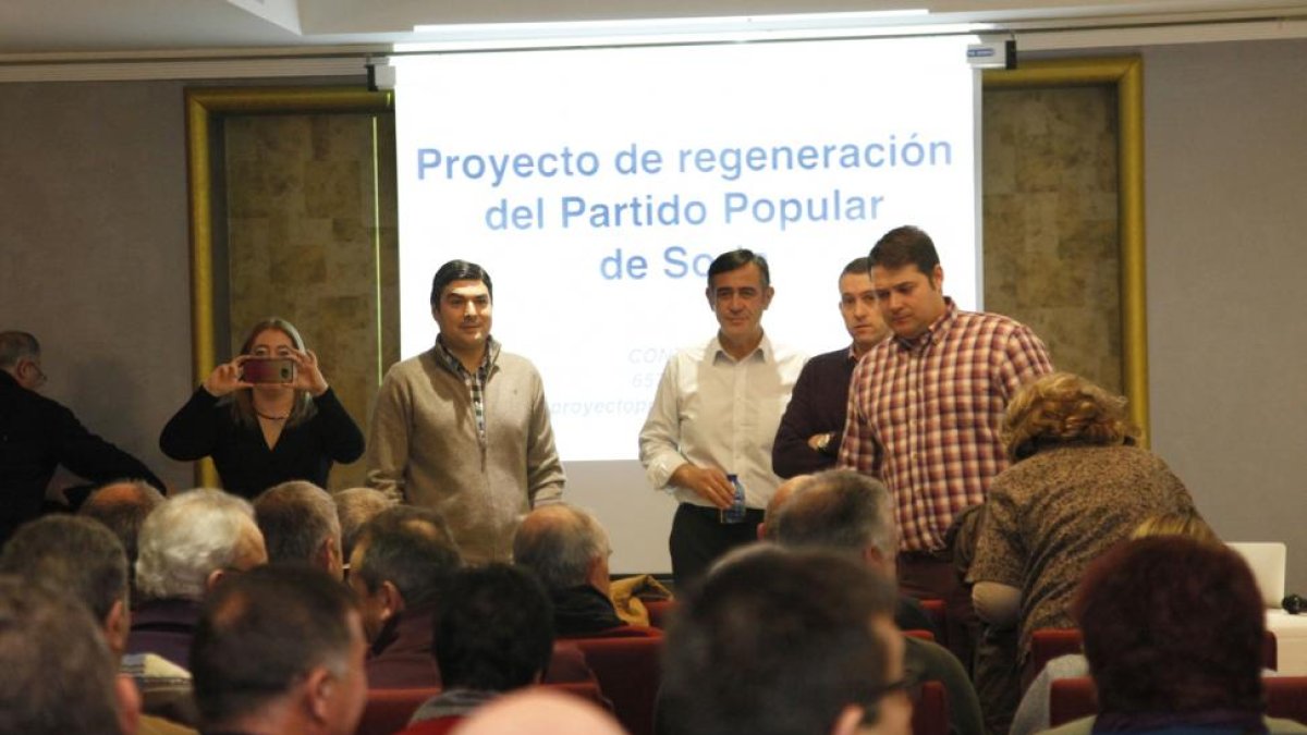 La alcaldesa de Garray, María José Jiménez, saca una foto antes de que Abellón, Pardo y López presenten su proyecto político para el PPde Soria.-MARÍA FERRER
