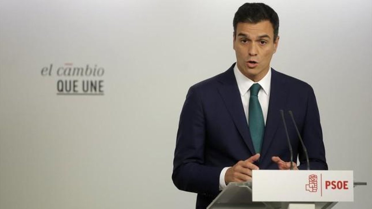 El secretario general del PSOE, Pedro Sánchez, durante su comparecencia ante los medios tras ser aprobada la declaración independentista en el Parlament.-JOSÉ LUIS ROCA