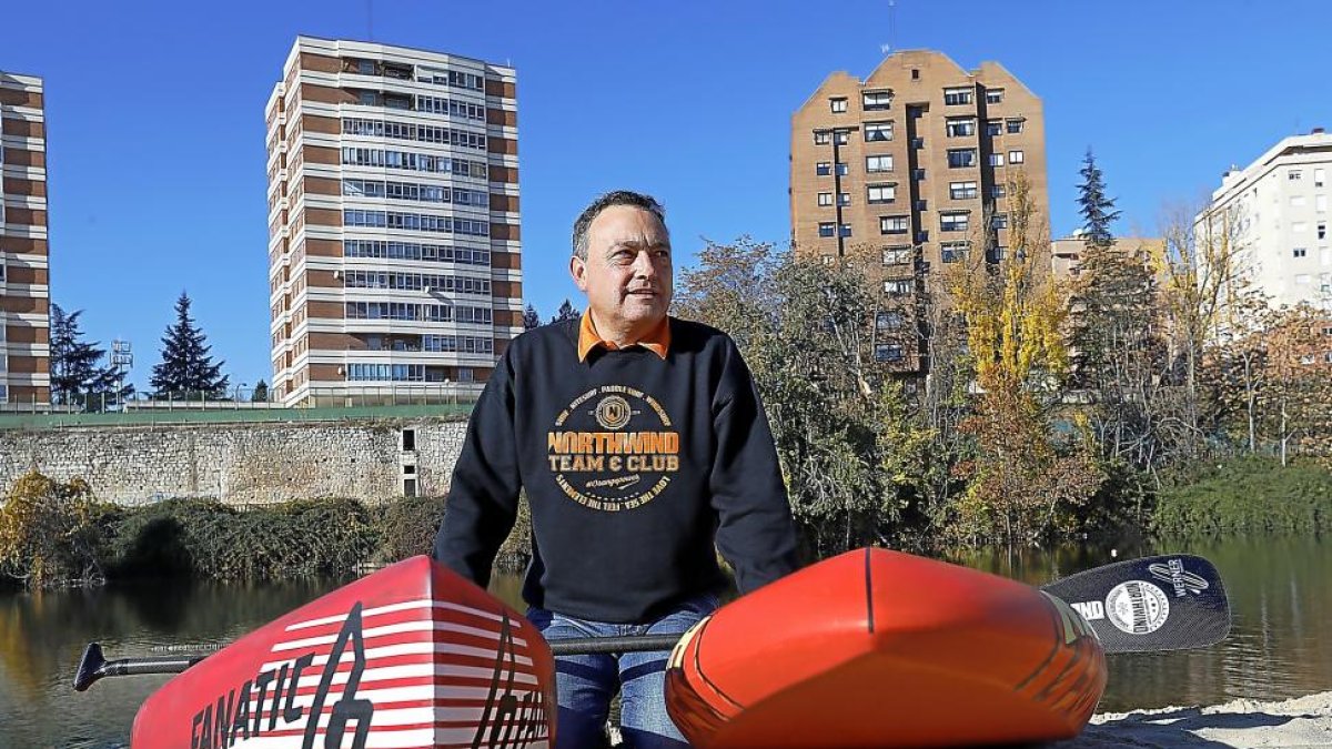 JesúsFernández posa en la playa de Las Moreras con dos tablas de paddle surf y un remo, herramientas básicas para practicar este deporte.-J. M. LOSTAU