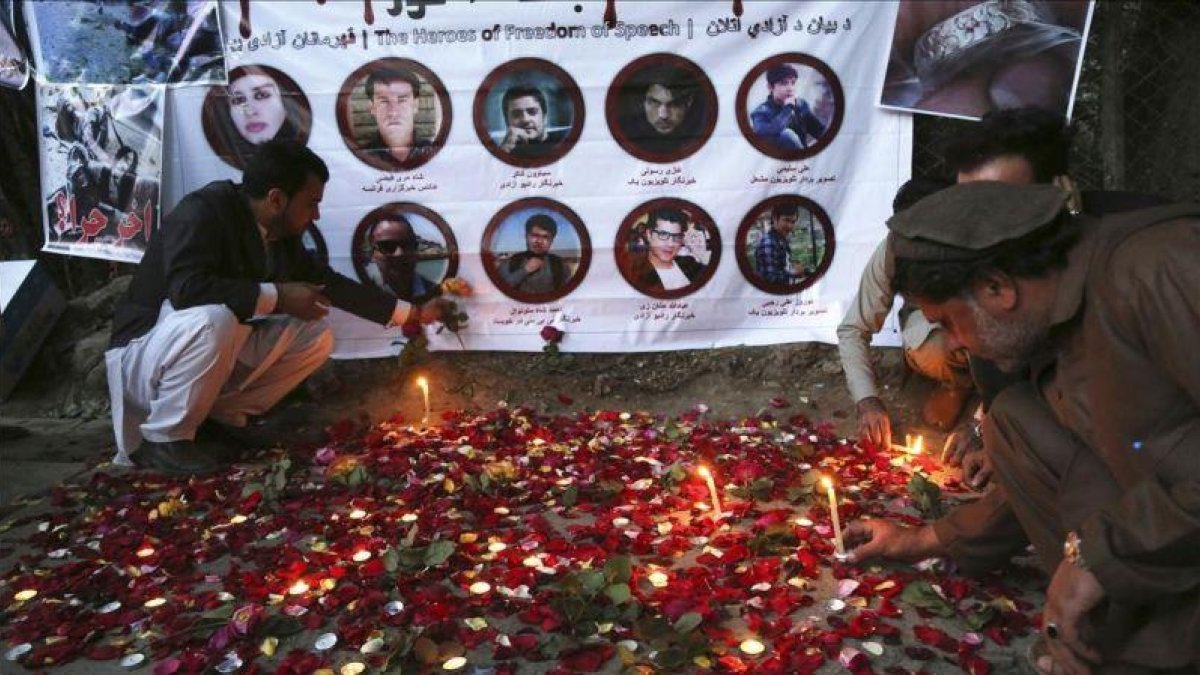 Homenaje en Kabul por los nueve periodistas que murieron en un atentado suicida en abril de 2018.-AP / RAHMAT GUL