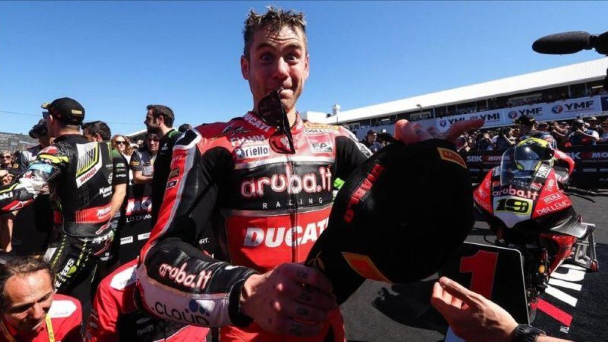 Álvaro Bautista (Ducati) muestra su felicidad, hoy, en el corralito del circuito de Phillip Island (Australia).-WORLD SBK.COM