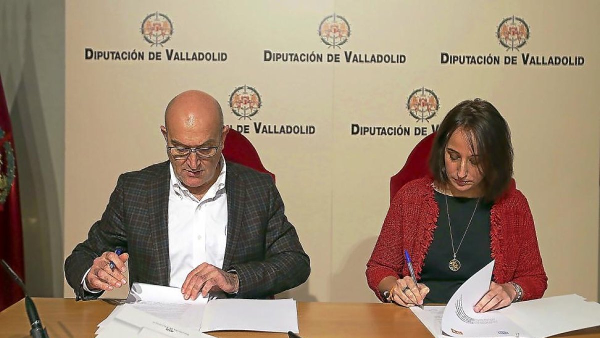Jesús Julio Carnero (PP) y Pilar Vicente (C’s) en la firma del acuerdo.-ICAL