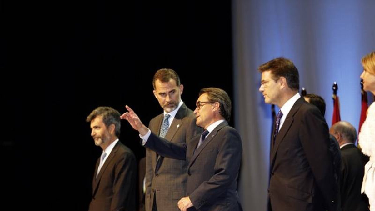 El rey Felipe, junto a Artur Mas y el ministro de Justicia, Rafael Catalá (derecha), este jueves en Barcelona.-Foto: ALBERT BERTRAN