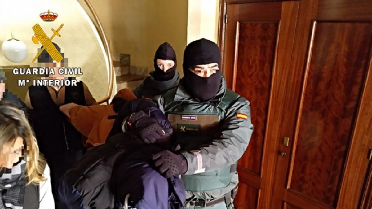 Dos personas detenidas por la Guardia Civil, en Navas del Marqués (Ávila), en la operación 'Líder'-ICAL