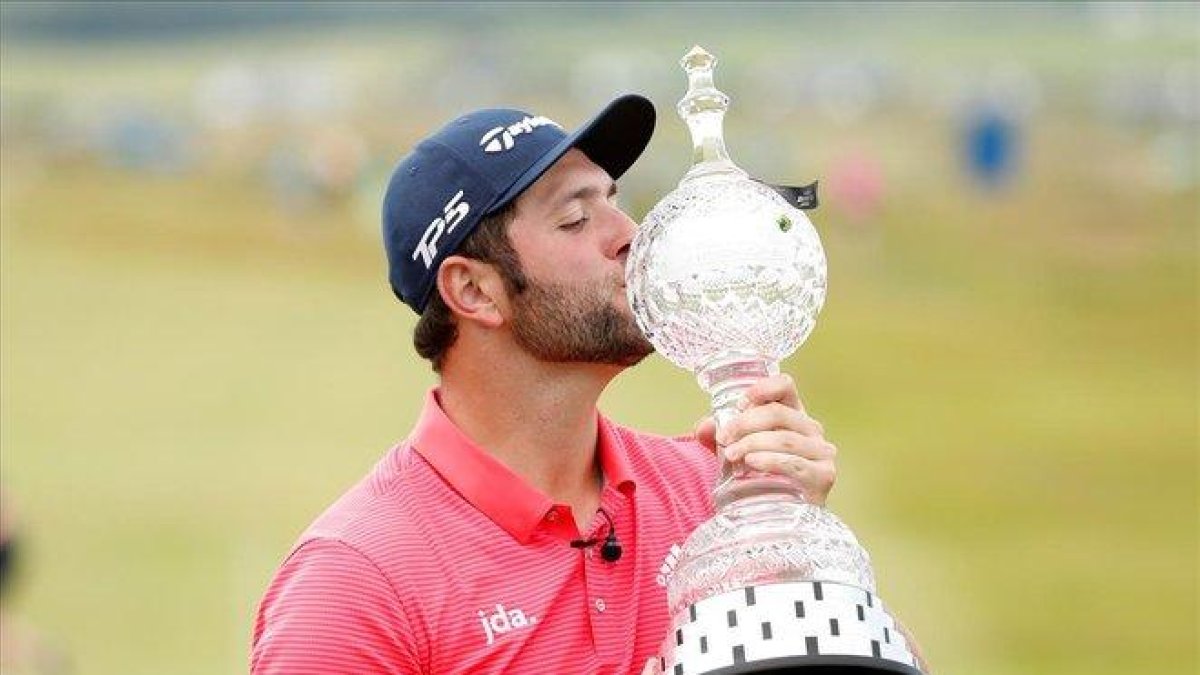 Jon Rahm posa con el trofeo que le acredita como ganador del Open de Irlanda.-PETER CZIBORRA