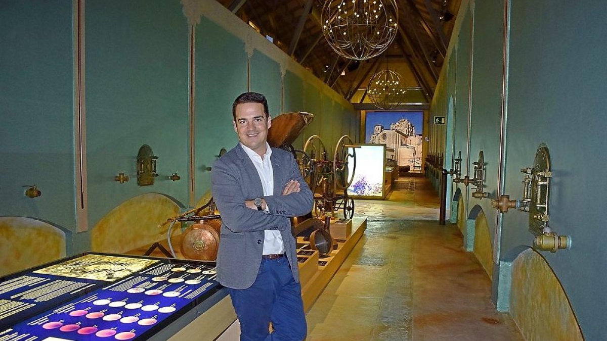 Rodrigo Burgos en una de las salas del Museo Pagos del Rey, que está situado en la localidad zamorana de Morales de Toro.-ARGICOMUNICACIÓN