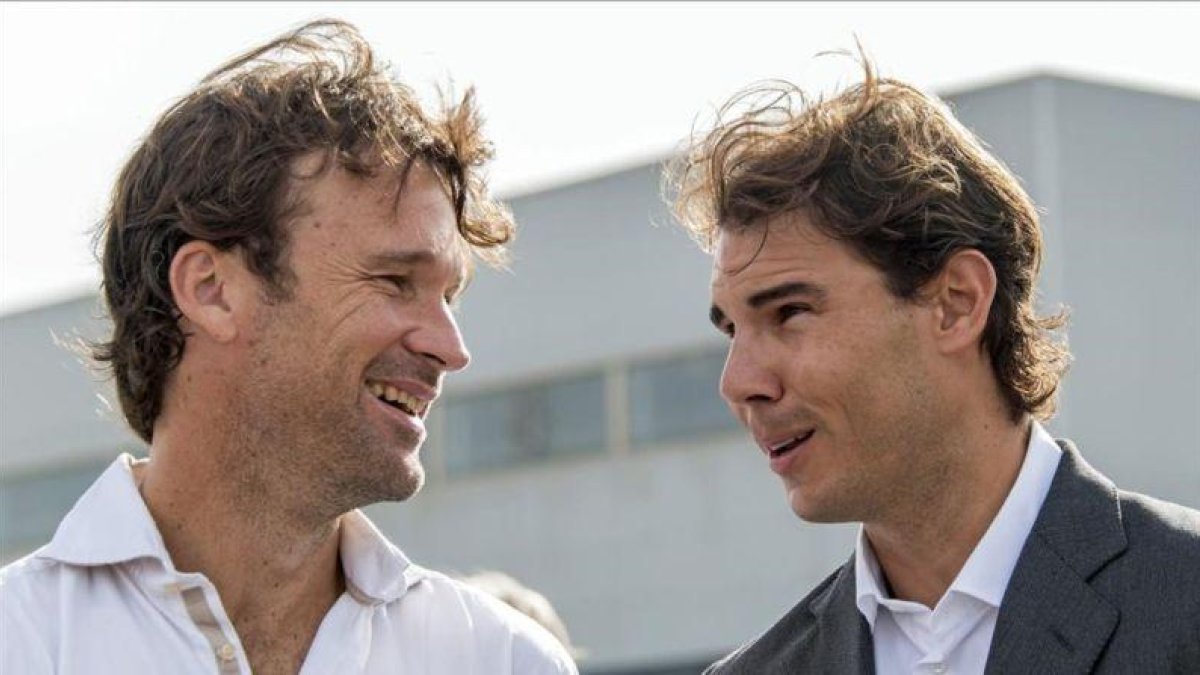 Carlos Moyà (izquierda) y Rafael Nadal, durante el acto de colocación de la primera piedra de la Rafa Nadal Academy.-EFE / CATI CLADERA