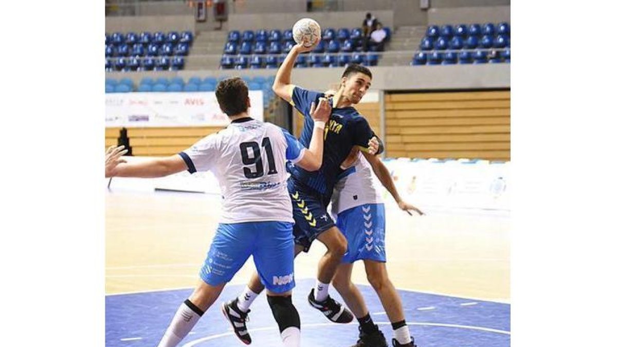 Un jugador salva la defensa rival y se dispone a lanzar en un partido del CESA.-RFEBM