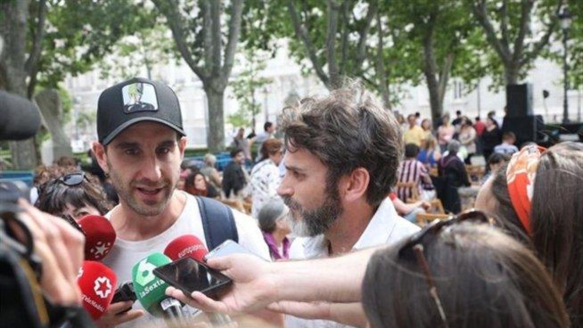 Los actores Dani Rovira y Fernando Tejero (de izquierda a derecha), tras asistir a un mitin de Más Madrid.-MÁS MADRID