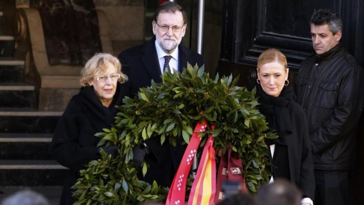 El Presidente del Gobierno en funciones, Mariano Rajoy, junto a Cristina Cifuentes y Manuela Carmena presidiendo el acto en memoria de las víctimas del 11 M.-JUAN MANUEL PRATS