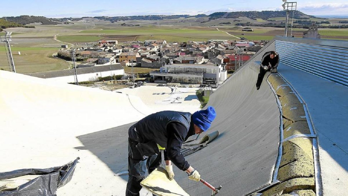 Los operativos desmontan parte del 'hal pipe' de Meseta Ski, que será el nuevo punto de partida de la pista para cumplir con la sentencia del Constitucional-J.M.Lostau