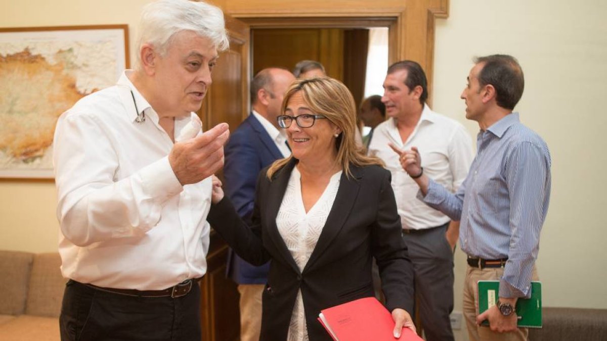 La presidenta de la Diputacion, Maite Martín Pozo, se reúne con la Junta directiva de CEOE-Cepyme Zamora, encabezda por su presidente José María Esbec.-ICAL