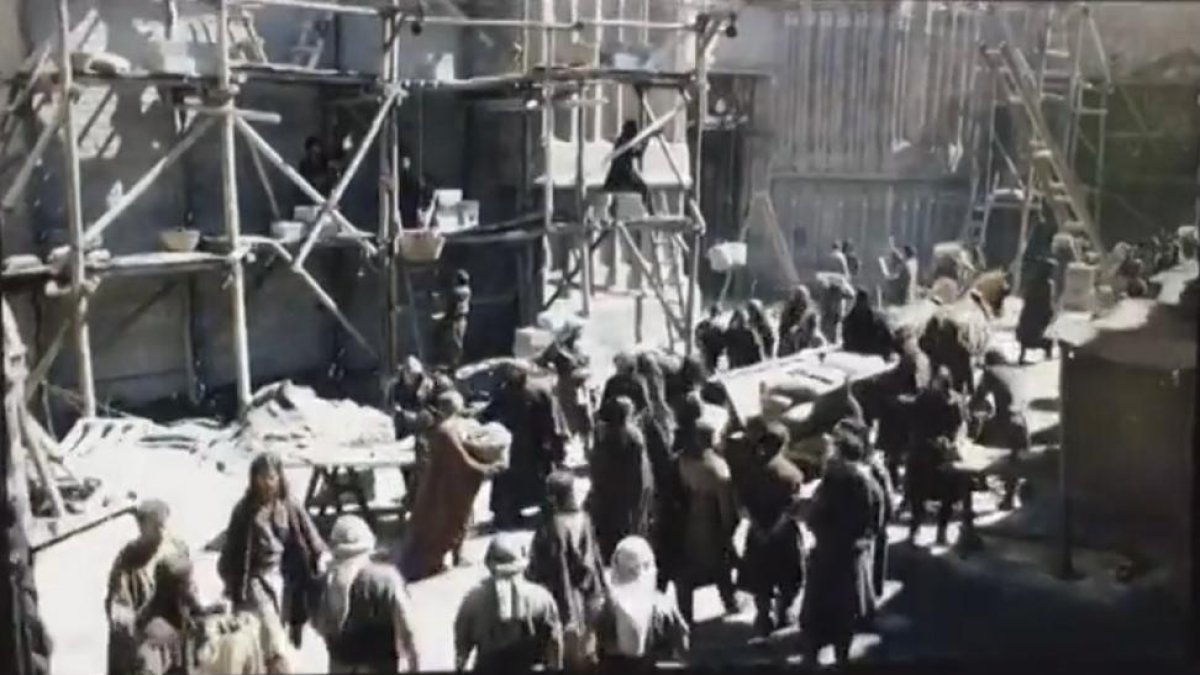 Primeras imágenes facilitadas por Antena 3 del rodaje de la serie 'La catedral del mar' en Cáceres.-