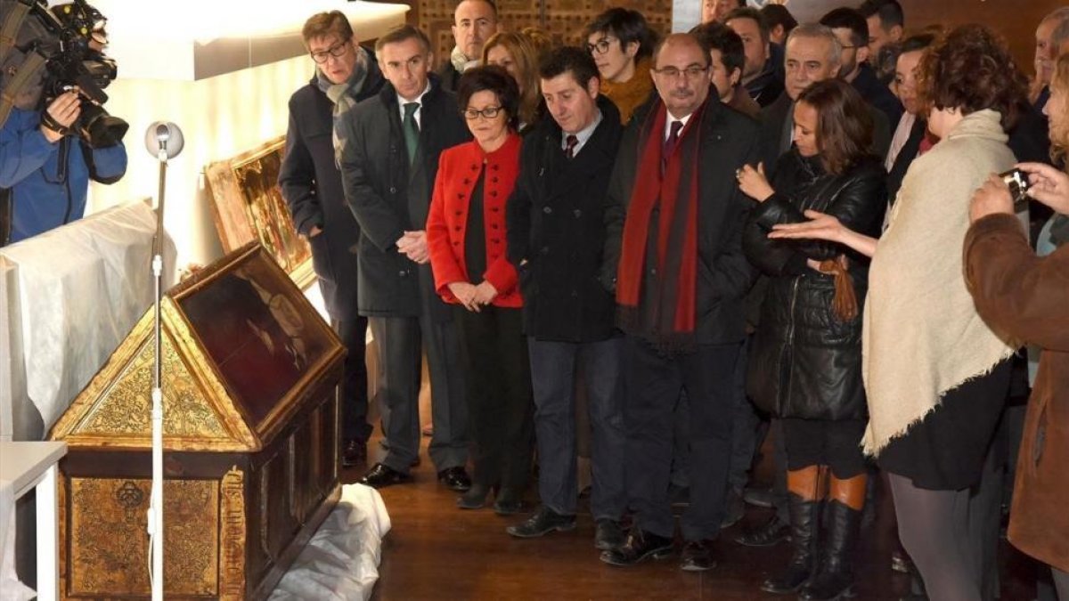 El presidente de Aragón, Javier Lambán, el lunes, junto a la consejera de cultura Mayte Pérez y el alcalde de Villanueva, Ildefonso Salillas, en el Monasterio de Sijena, ante las piezas llegadas del Museu de Lleida.-/ EFE / JAVIER BLASCO (EFE)