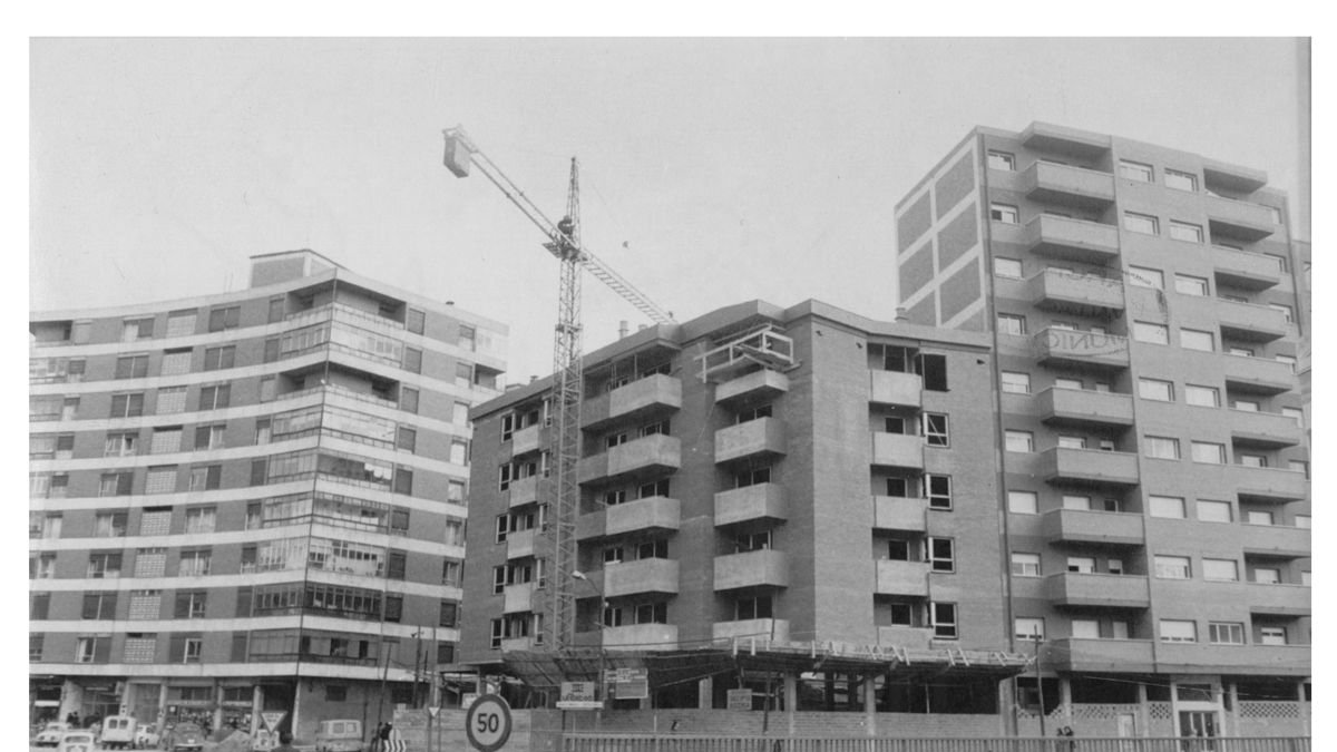 Construcción de edificio de viviendas en la plaza Circular 1973