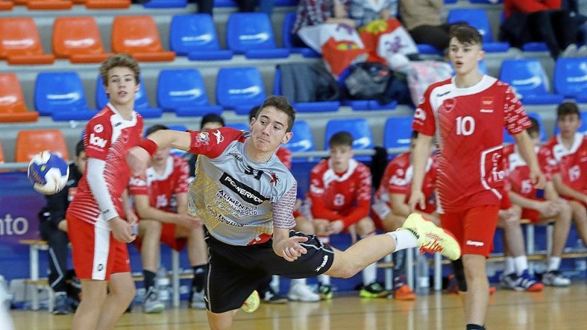 El cadete Matías Bergara se lanza en plancha para intentar anotar ante la selección de Madrid.-J.M. LOSTAU