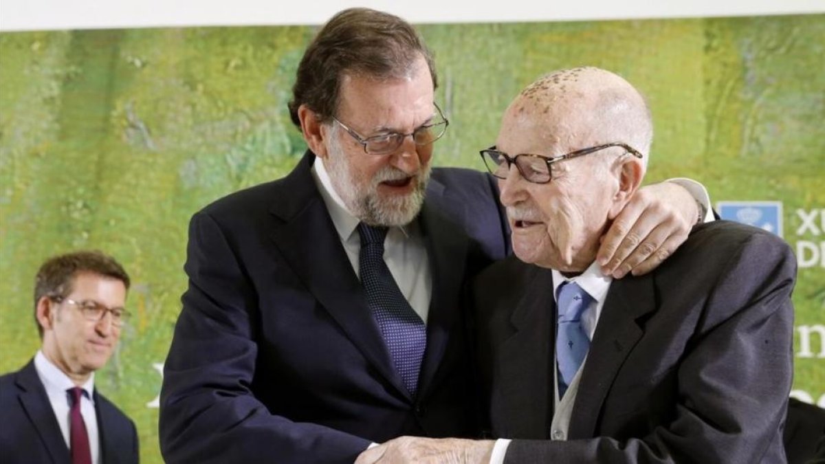 Mariano Rajoy abraza al primer presidente electo de la Xunta de Galicia, Xerardo Fernandez Albor, este sábado en un acto de homenaje por su centenario-LAVANDEIRA JR. (EFE)
