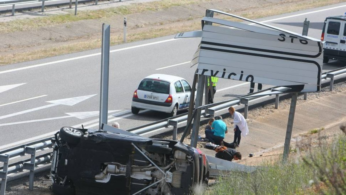 Un turismo sufre una salida en la autovía A6 a su paso por la localidadd e Almázcara (León), produciendo varios heridos en la localidad-Ical