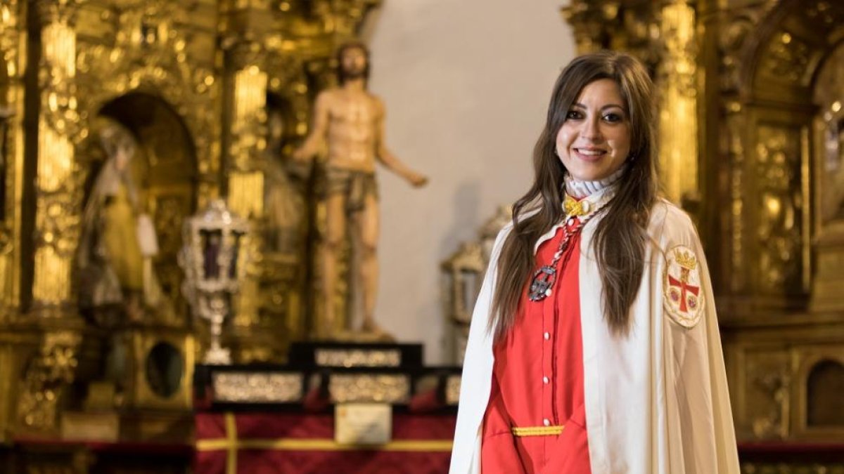 Macarena Pérez Aragón acompañando al Cristo Despojado.-PABLO REQUEJO