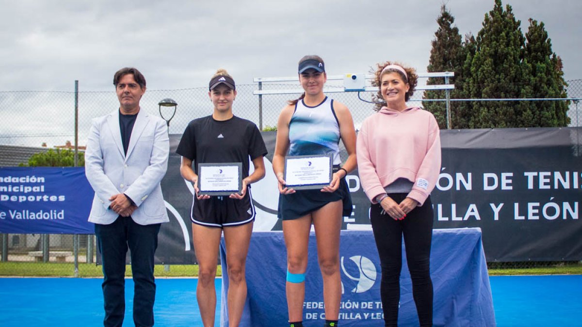 Las dos finalistas, con las autoridades.