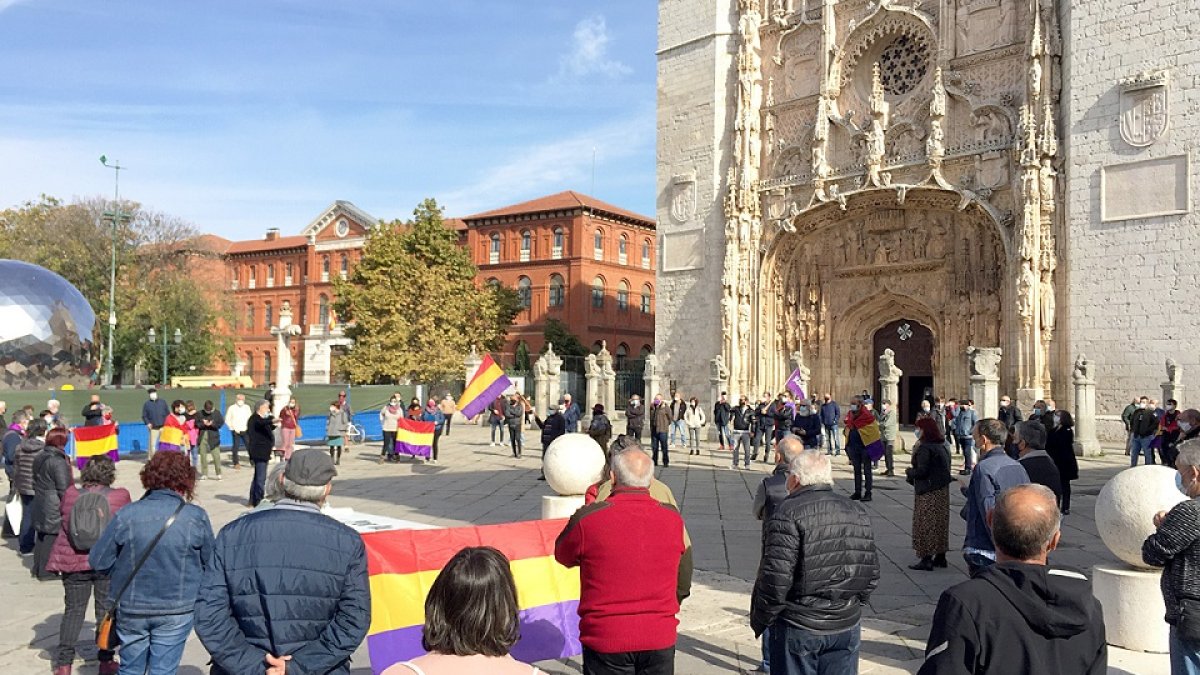 Manifestantes a favor de la República en la Plaza de San Pablo. ICAL
