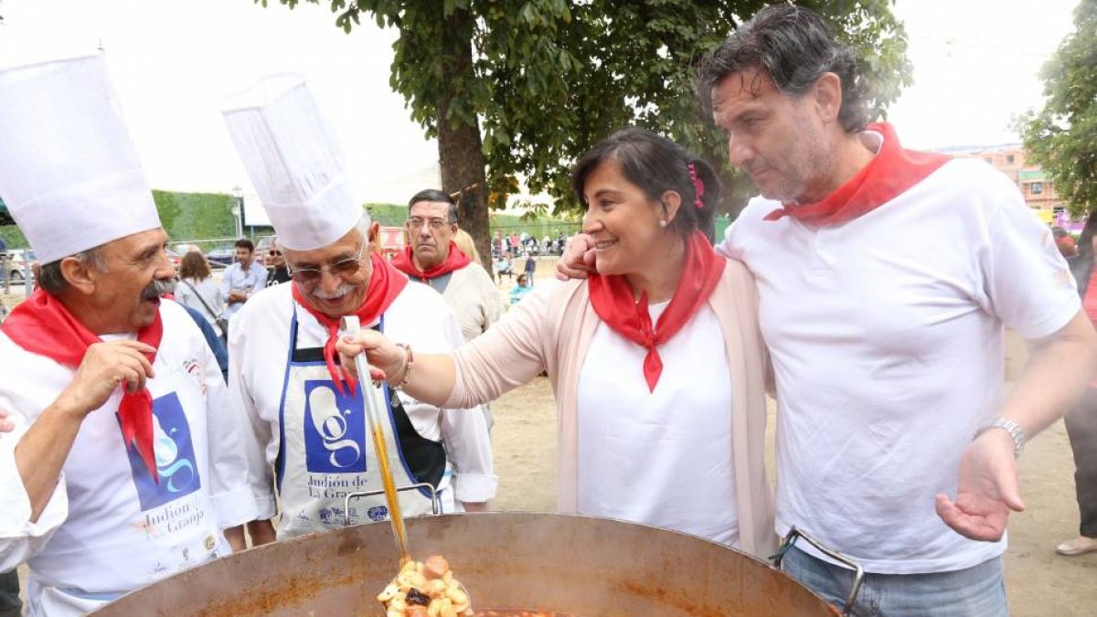 Celebración de la 'Gran Judiada' con motivo de las fiestas de San Luis del Real Sitio de San Ildefonso 2015. En la imagen, la secretaria de Organización del PSCyL, Ana Sánchez, y el alcalde del Real Sitio de San Ildefonso, José Luís Vázquez-Ical